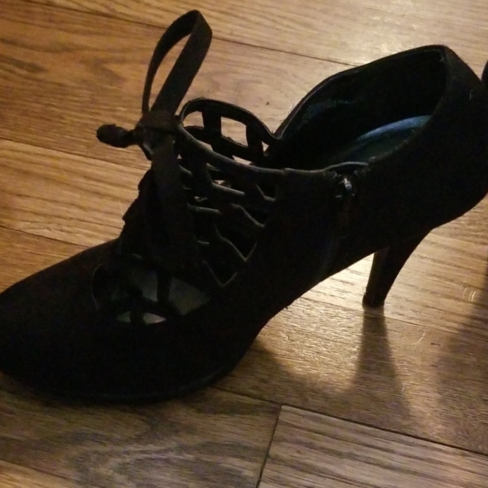 Shoes - Picture 2 of 5